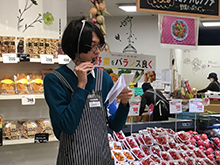 2017年度上田ゼミ　社会共創プログラム　野菜の栄養について紹介する学生