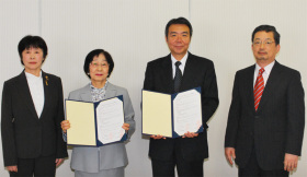 協定書を交わす学校法人野田学園理事長（写真左から二人目）と本学園理事長（写真右から二人目）