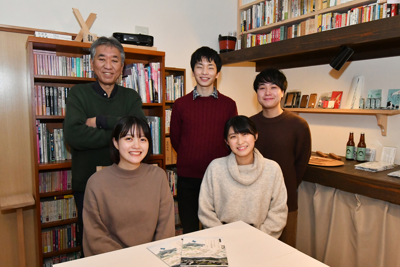後列左から、磯崎さん、柴垣さん、高橋さん 前列左から、堀下さん、金﨑さん