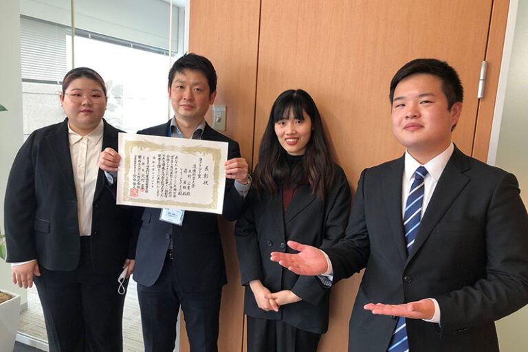 山川ゼミの学生が、半年間のサポートのお礼＆受賞報告のためH.I.Sを訪問のサムネイル