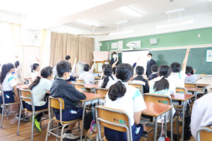 経済学部の学生が神戸西警察署と連携。小学生に向けた交通安全の啓発活動に挑戦中！