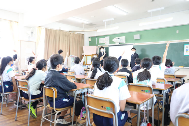 経済学部の学生が神戸西警察署と連携。小学生に向けた交通安全の啓発活動に挑戦中！のサムネイル